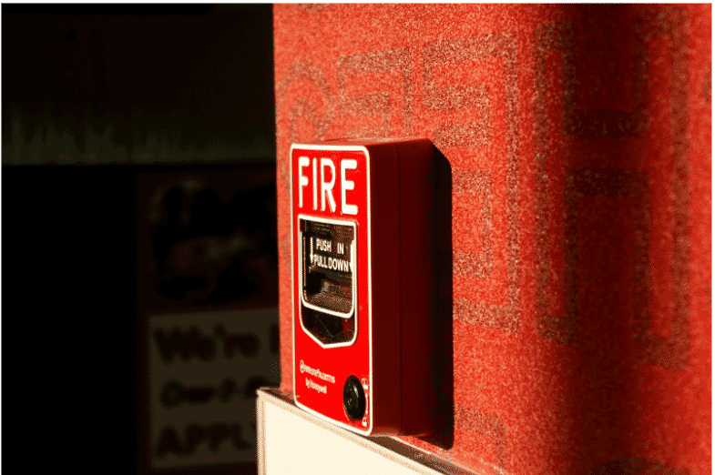 The fire alarm is a safety device used in conjunction with fire-resistant FPLP cables to ensure reliable fire detection and alarm systems in buildings